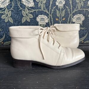 Vintage Liz Baker Cream Leather Lace-Up Ankle Boots